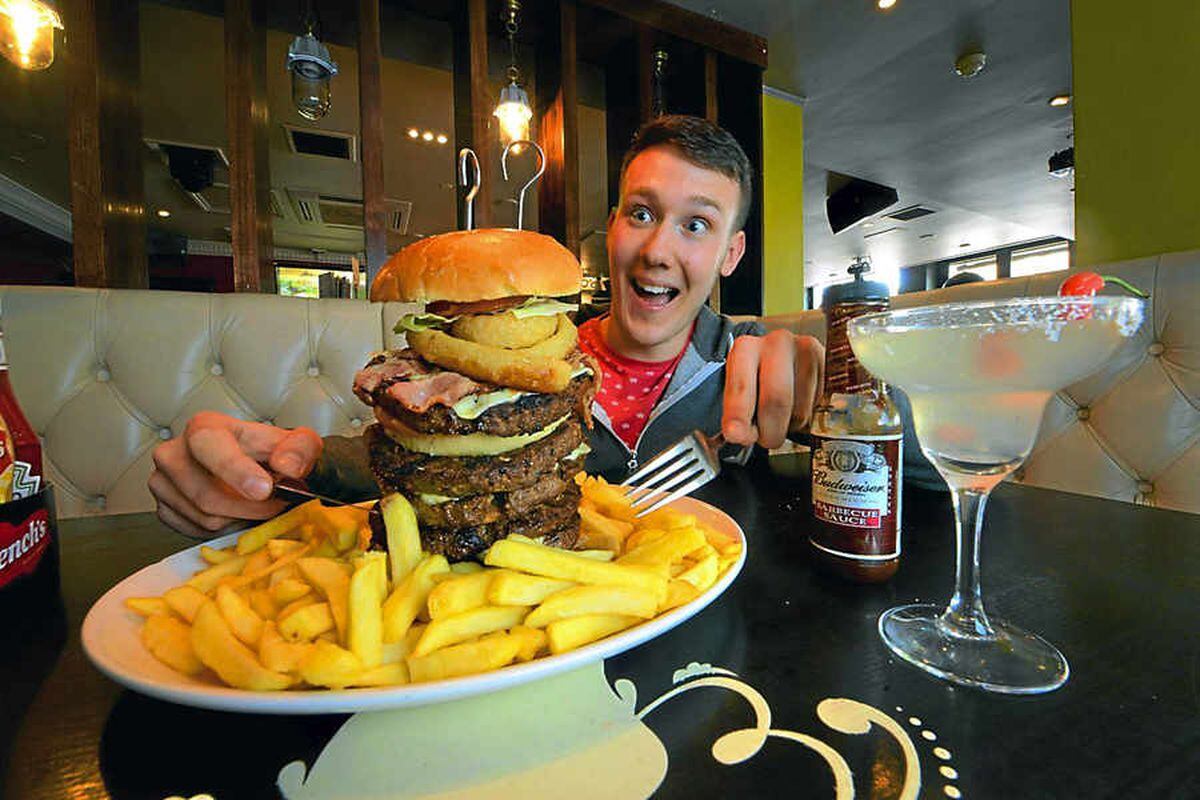 Matt v Food - 35oz burger served up in Cannock food trial