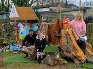 Chainsaw sculptor Robot Cossey with children from the nursery Hunter Hickinbottom, three, and Lenalee Corcoran, three, and staff Stella Pettifer