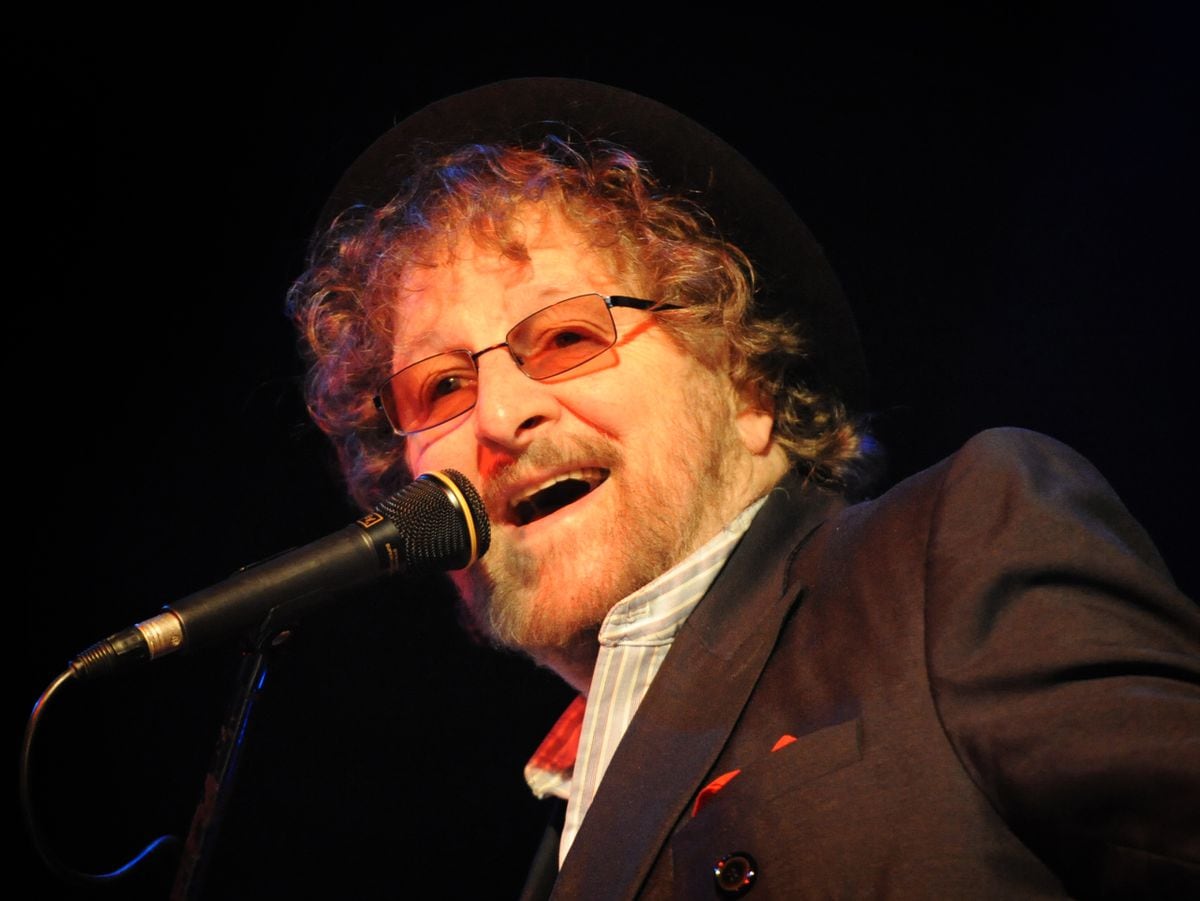 Chas performing at the Wulfrun Hall in 2015