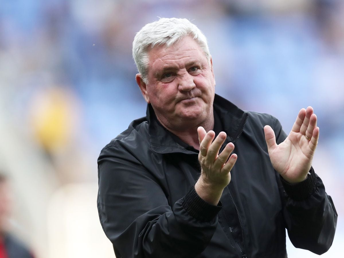 Steve Bruce thanks and applauds the travelling West Bromwich Albion Fans at the end of the Sky Bet Championship match between Reading and West Bromwich Albion at Select Car Leasing Stadium on April 30, 2022 in Reading, England. (Photo by Adam Fradgley/West Bromwich Albion FC via Getty Images).