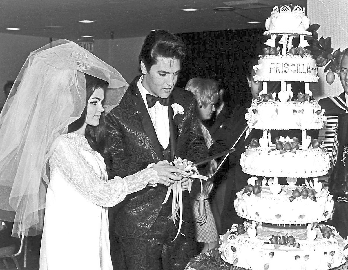 ZY-165 ELVIS PRESLEY & NEW WIFE PRISCILLA CUT WEDDING CAKE IN 1967  8X10 PHOTO 