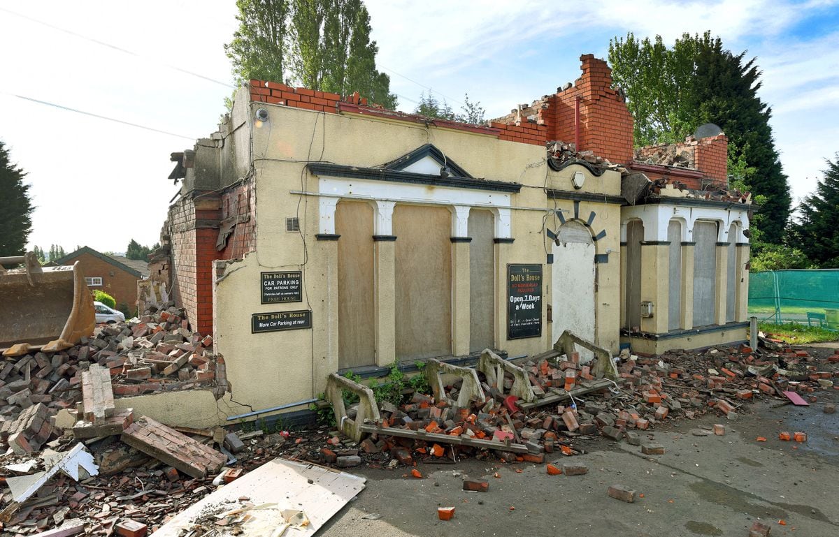 Demolition of the Dolls House pub, Newbury Lane, Oldbury.    