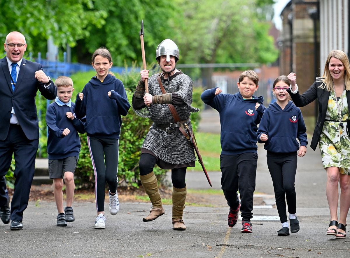 STAFFORD COPYRIGHT MNA MEDIA TIM THURSFIELD 19/05/22.Viking 'Ragnar the Bold' along with County Councillor David Williams and co-headteacher Jacqui Brian promote Walk to School week with pupils from Tillington Manor Primary School, Stafford..