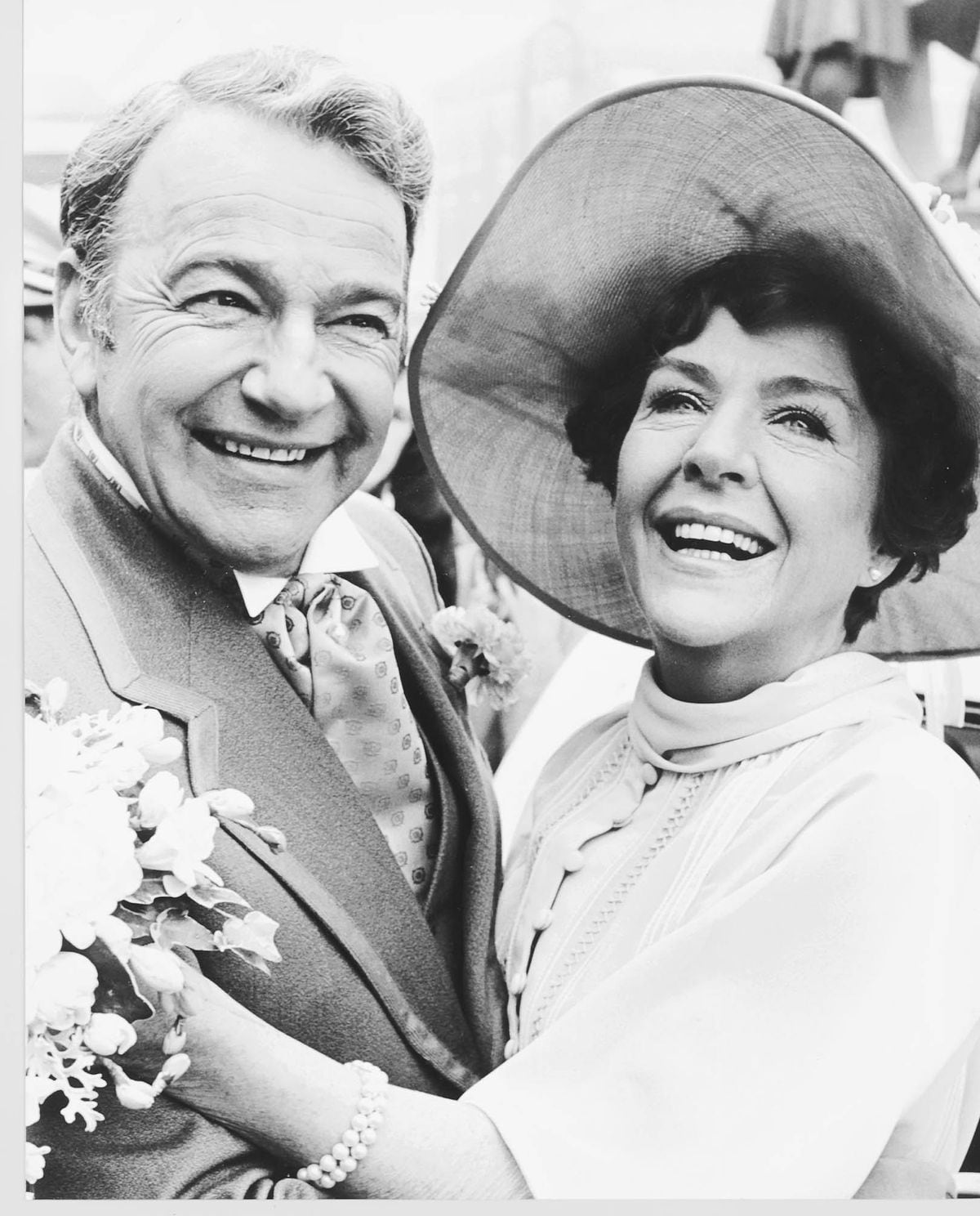 NOELE GORDON & JOHN BENTLEY- TV STILL-CROSSROADS SERIES-(MEG RICHARDSON & HUGH MORTIMER WEDDING PIC) PIC DATED-1975-USED-18/12/99