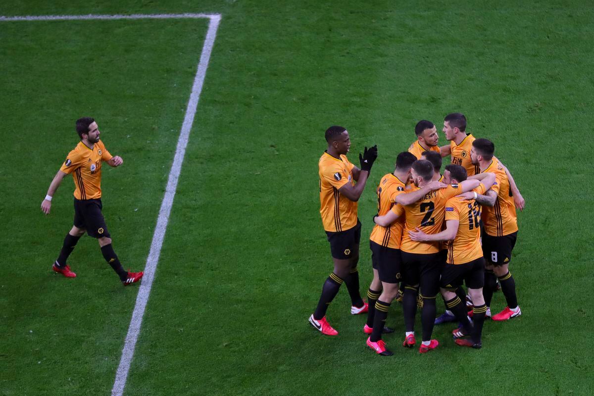 Diogo Jota of Wolverhampton Wanderers celebrates with his team mates after scoring a goal to make it 1-0 (AMA)