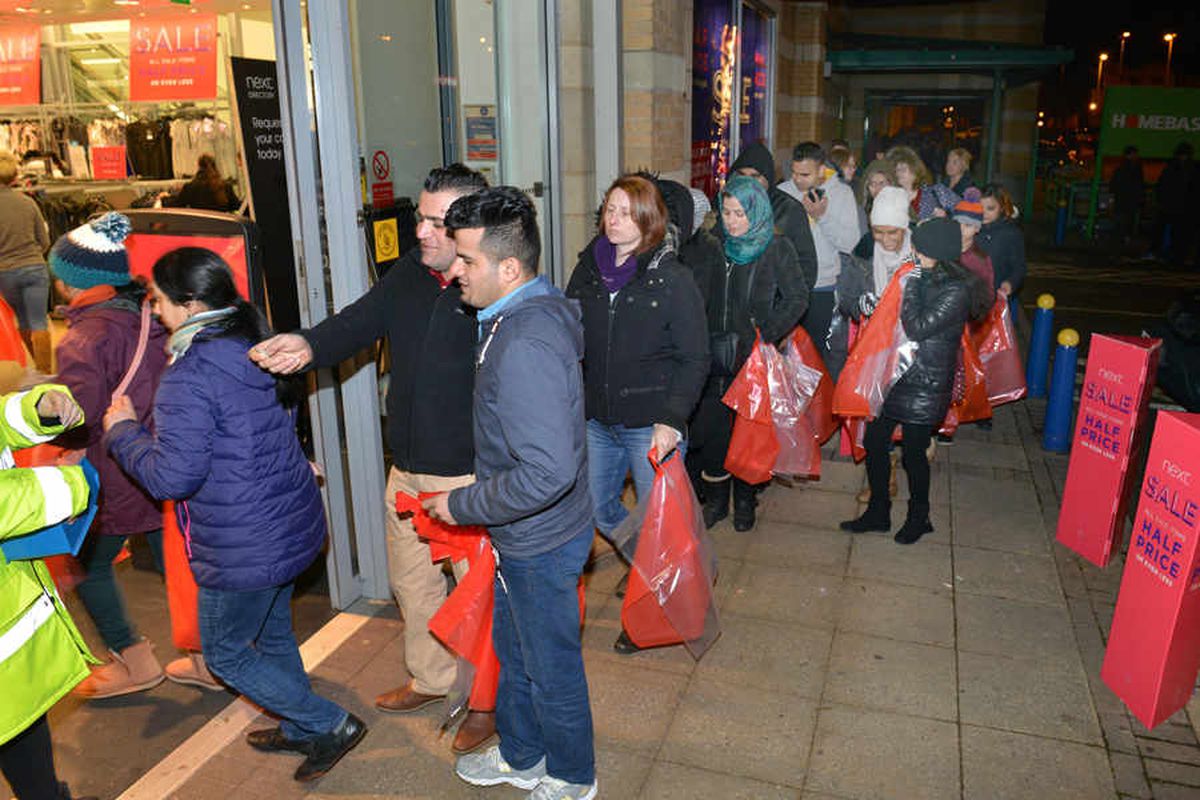 Boxing Day sales: Bargain hunters queue up from 4am for annual shopping spree - PICTURES