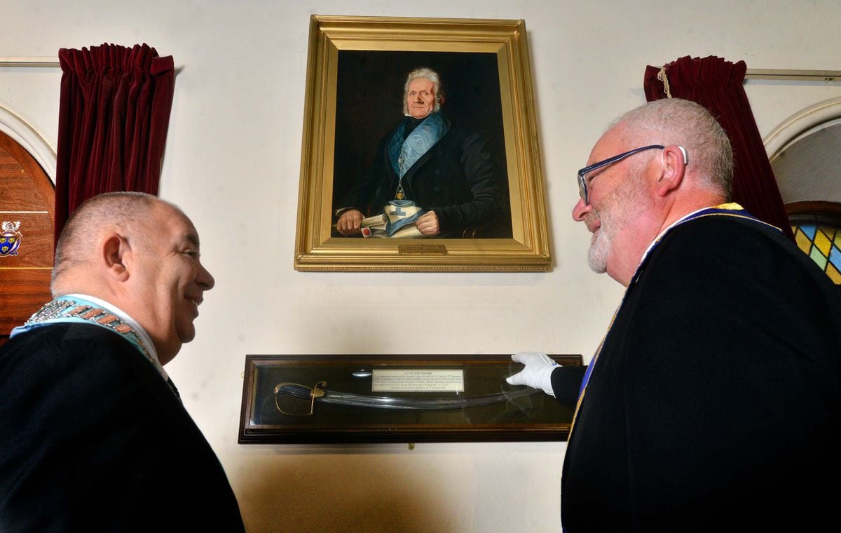 Maître Russell Price et Chaplin de la Loge David Foulkes regardant le portrait de James Mansfield, fondateur et premier Maître de la Salopian Lodge of Charity
