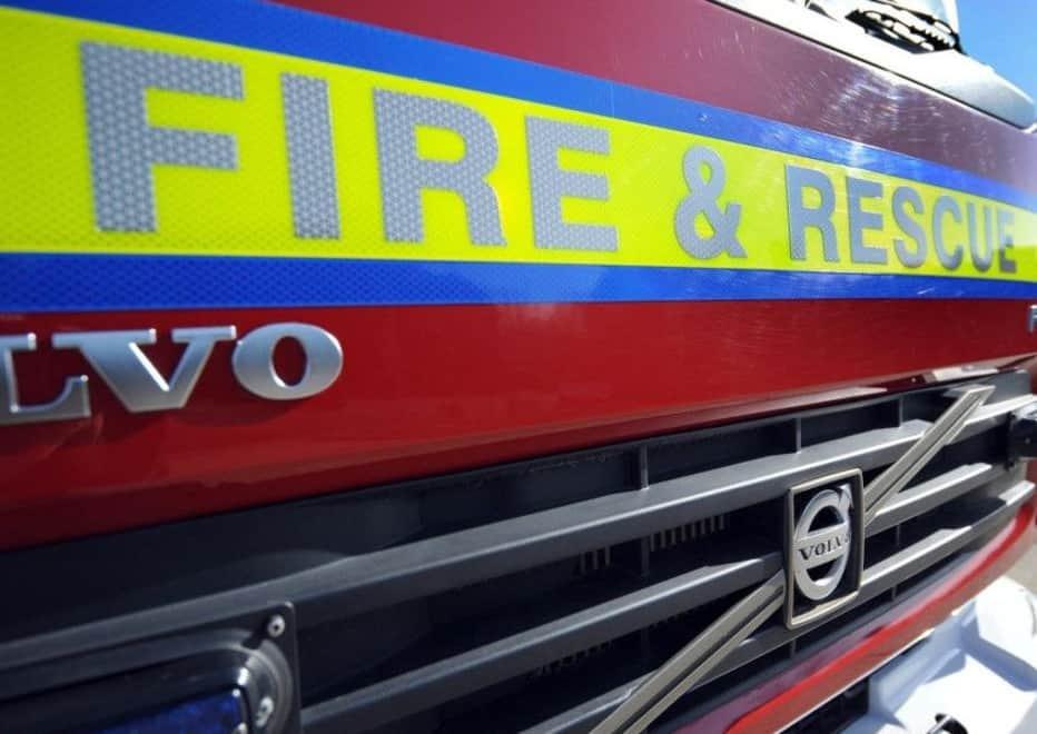Feuerwehrleute bekämpfen Brand in einem Haus in Walsall