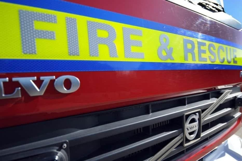 Feuerwehrleute bekämpfen Brand in einem Haus in Walsall