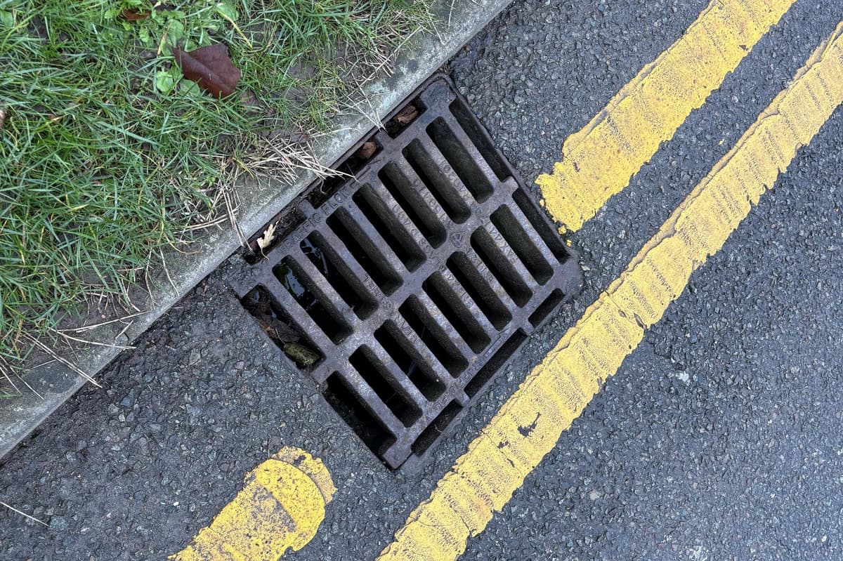 Fahrspur auf wichtiger Straße in Staffordshire wegen beschädigtem ...